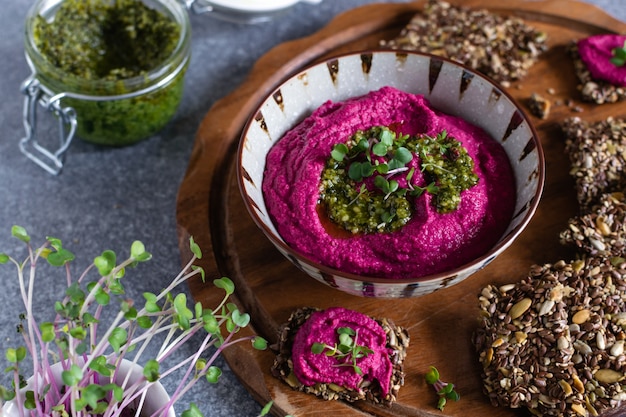 Hummus de beterraba assada na tigela de cerâmica