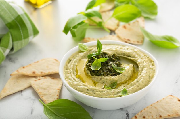 Foto hummus de manjericão com pesto