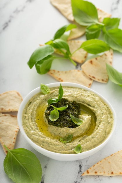 Foto hummus de manjericão com pesto