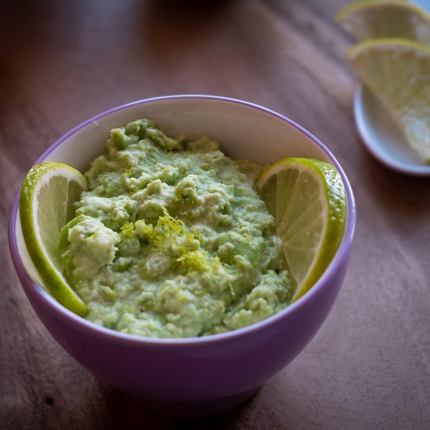 Foto hummus de edamame y lima plato delicioso vegano