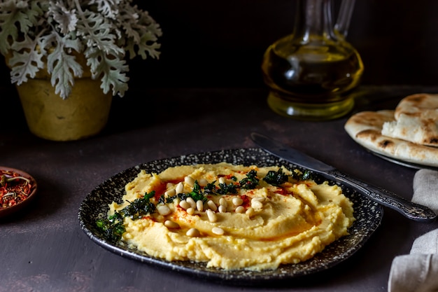 Hummus em um tablet rústico.