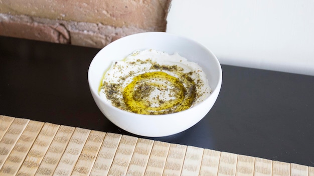 El hummus es una crema de garbanzos cocida con jugo de limón, que incluye pasta de tahini y aceite de oliva.