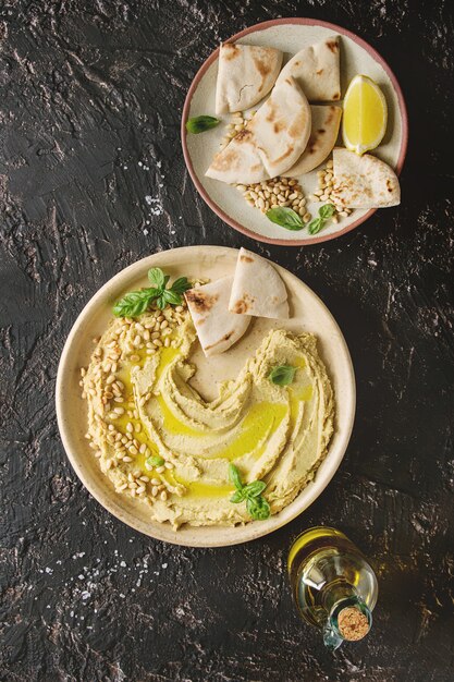 Hummus espalhar com nozes