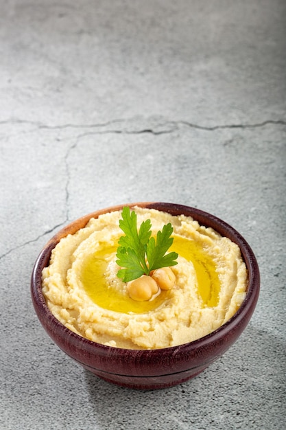 Hummus de garbanzos con aceite de oliva en el bol