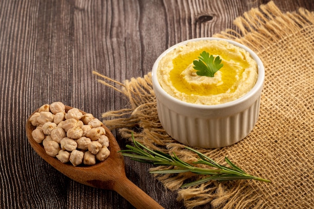 Hummus de garbanzos con aceite de oliva en el bol