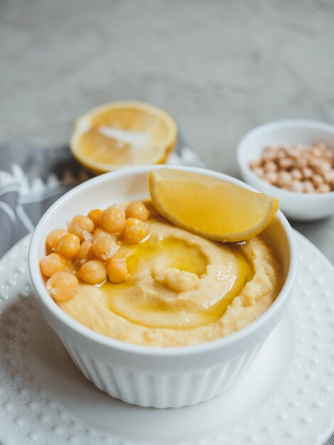 Hummus de garbanzos con aceite de oliva y limón