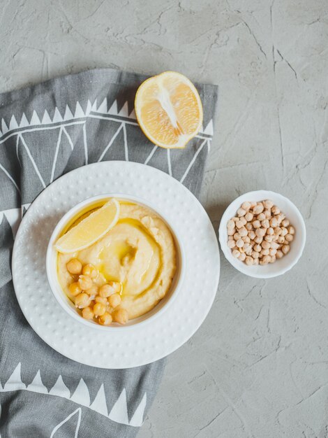 Hummus de garbanzos con aceite de oliva y limón