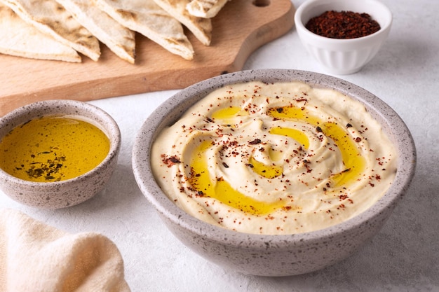 Hummus de garbanzos aderezado con aceite de oliva y pimentón.