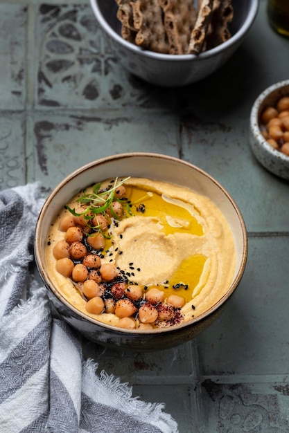 Hummus de garbanzos casero tradicional con aceite de oliva