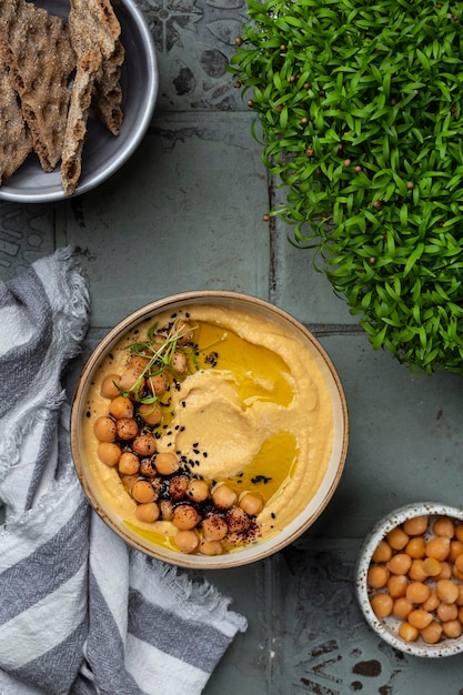 Hummus de garbanzos casero tradicional con aceite de oliva