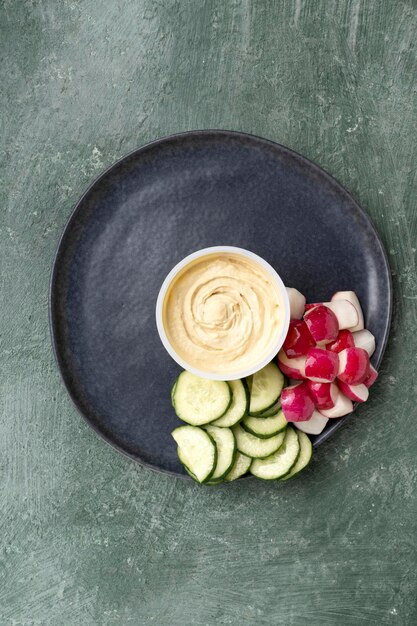 Hummus de garbanzos con pepinos y rábanos