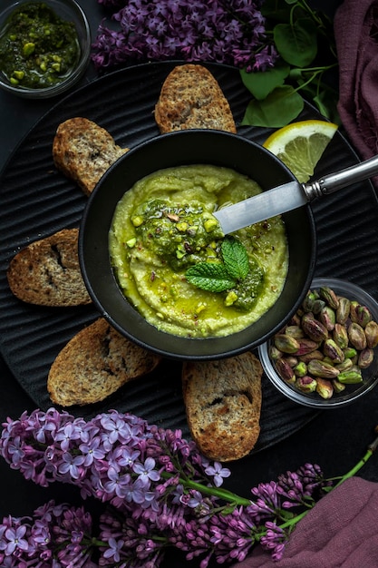 Hummus gesunder Snack auf Basis von pflanzlichem Protein Brokkoli-Hummus verzehrfertig