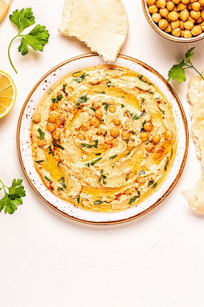 Hummus, Kichererbsen-Dip, mit Gewürzen.