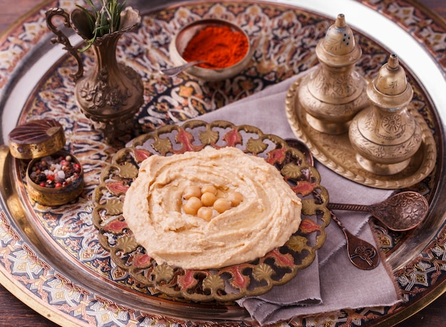 Hummus, Kichererbsen-Dip, mit Rosmarin, geräuchertem Paprika