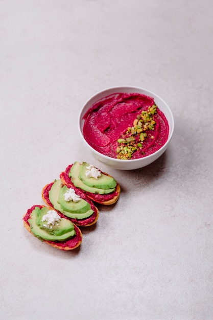 Hummus Mahlzeit mit Pistazie auf weißem Hintergrund