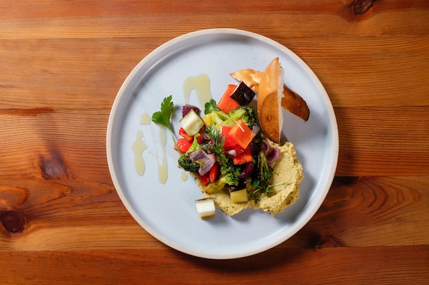 Hummus mit Croutons und Gemüse Gesundes veganes Gericht