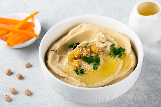 Hummus mit Karotte Gesunder Snack Vegetarisches Essen Kichererbsen-Hummus