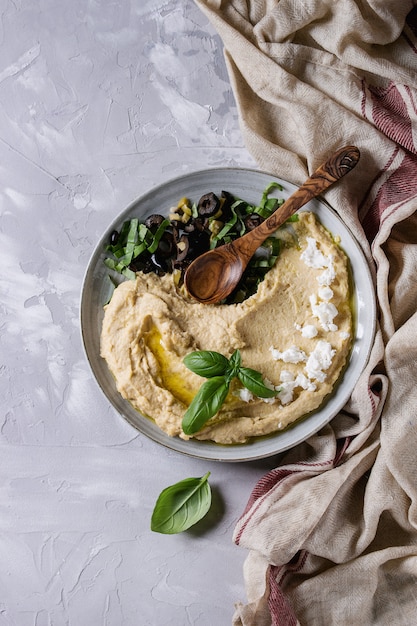 Hummus mit Oliven und Kräutern