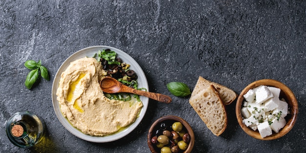 Hummus mit Oliven und Kräutern