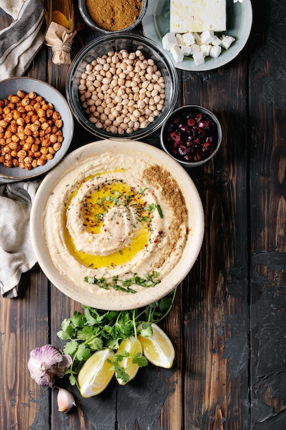 Hummus mit Olivenöl und gemahlenem Kreuzkümmel