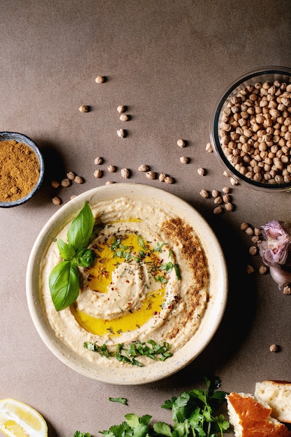 Hummus mit Olivenöl und gemahlenem Kreuzkümmel