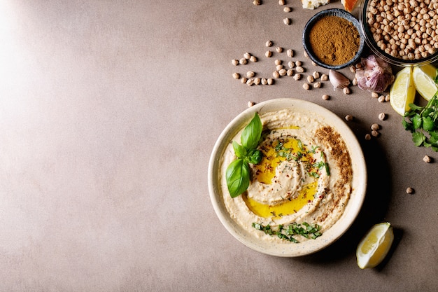 Hummus mit Olivenöl und gemahlenem Kreuzkümmel