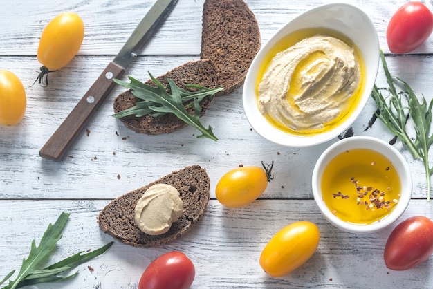 Hummus mit Tomaten und Brot