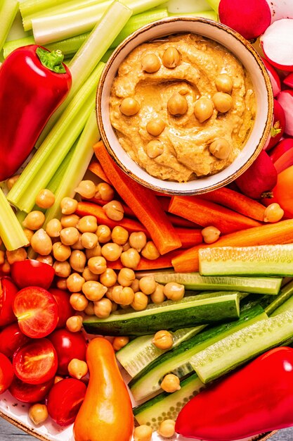 Hummus mit verschiedenen frischen rohen Gemüsen