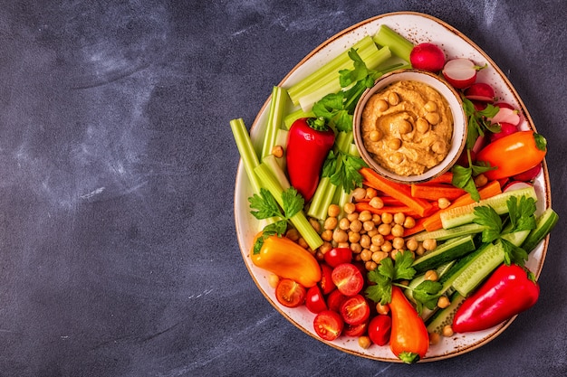 Hummus mit verschiedenen frischen rohen Gemüsen