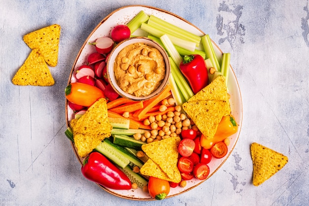 Hummus mit verschiedenen frischen rohen Gemüsen