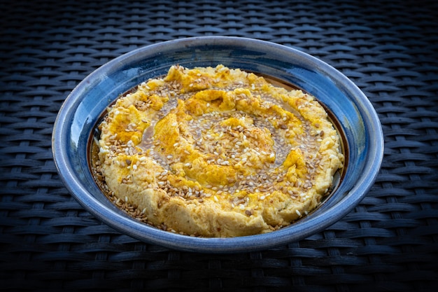 Hummus (o hummus) sobre azul oscuro