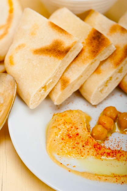 Foto hummus con pan de pita