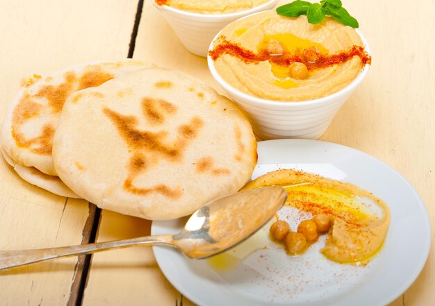 Foto hummus con pan de pita