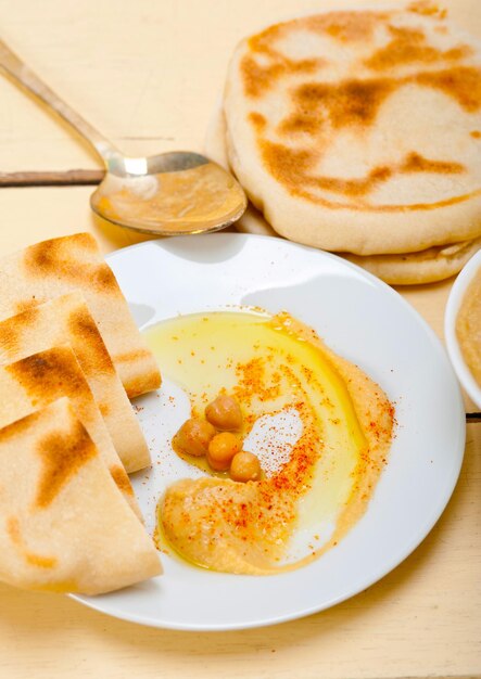 Foto hummus con pan de pita