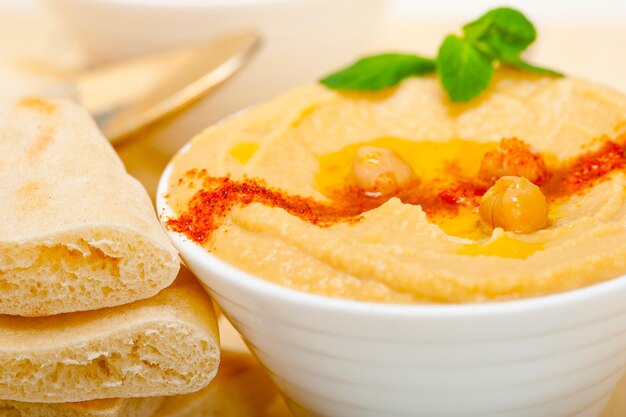 Foto hummus con pan de pita