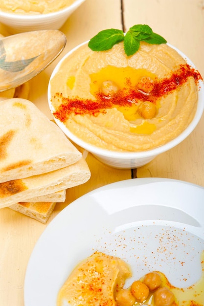 Foto hummus con pan de pita