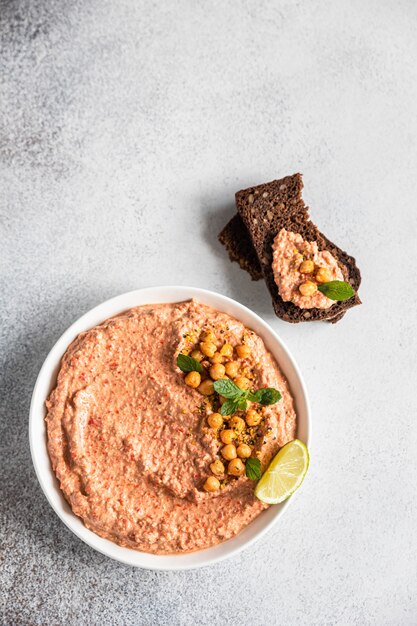 Hummus de pimiento rojo asado con menta y lima