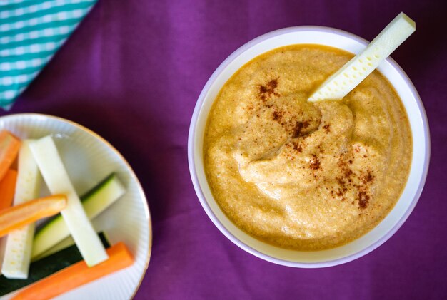 Hummus de pimiento rojo asado y queso