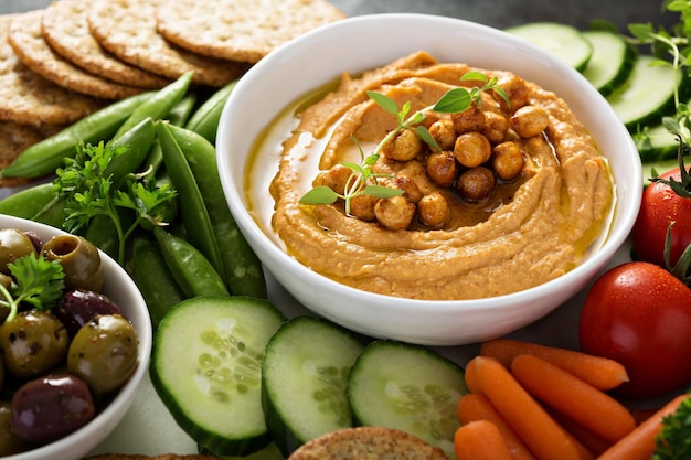 Hummus y plato de verduras con ensalada de granos