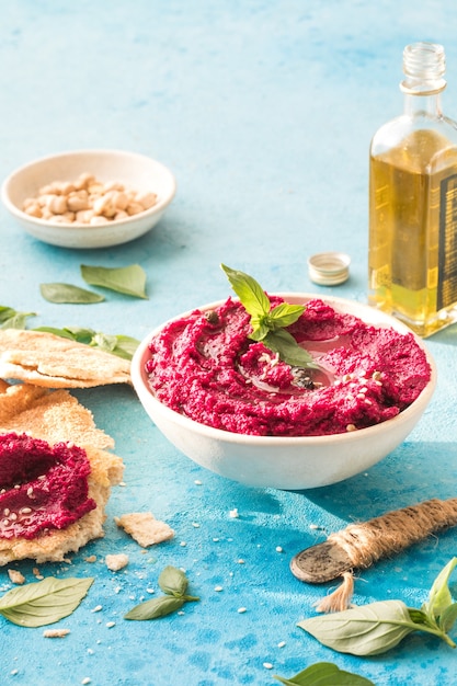 Hummus de remolacha roja pita cocina judía del Medio Oriente