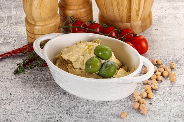 Hummus saboroso com azeitonas verdes