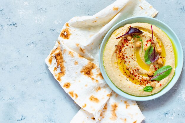 hummus saboroso em uma tigela com ervas