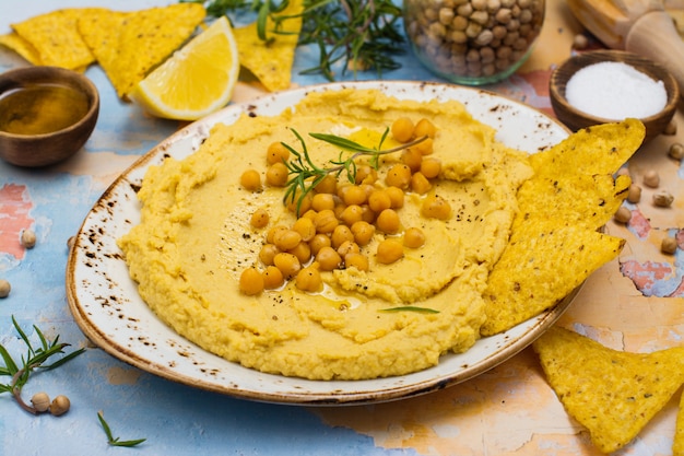 Hummus tradicional em um plat