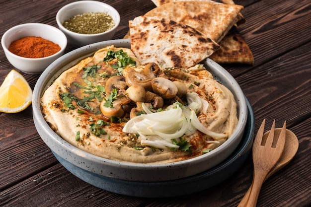 Hummus tradicional mediterrâneo com cogumelos e cebolas