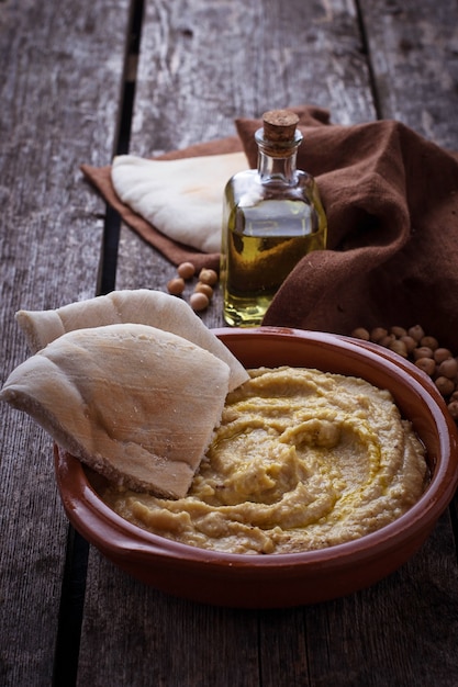 Hummus tradicional y pan de pita. Enfoque selectivo