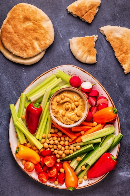 Hummus con varias verduras crudas frescas