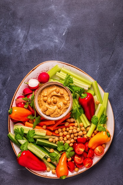 Hummus con varias verduras crudas frescas