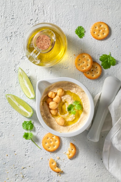 Hummus vegano y tradicional como aperitivo rápido