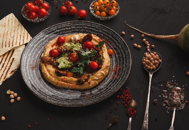 Hummus con verduras y mariscos.