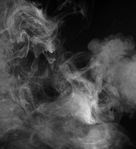 Humo abstracto aislado en negro